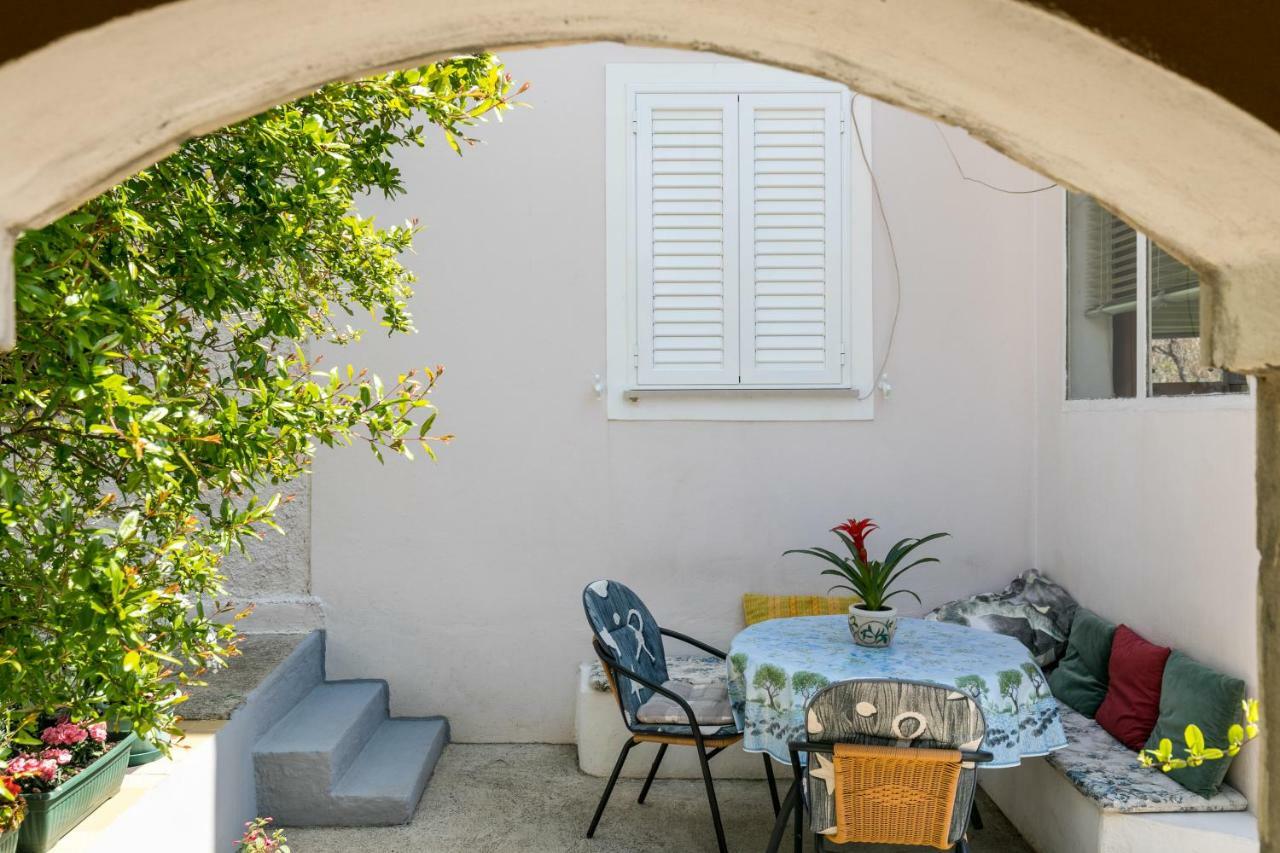 Mini Apartment Petra - Rooms Purple & Green With Kitchen And Garden Ντουμπρόβνικ Εξωτερικό φωτογραφία
